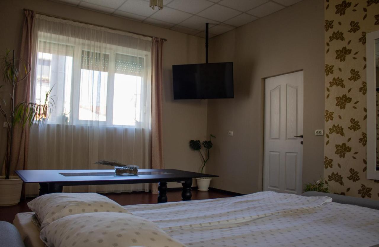 Yox Apartment 1 Орадя Екстер'єр фото